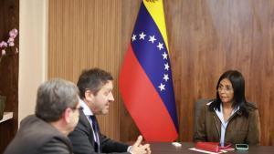 La presidenta encargada de Venezuela, Delcy Rodríguez, reunida con directivos de la petrolera española Repsol, el pasado miércoles en Caracas.