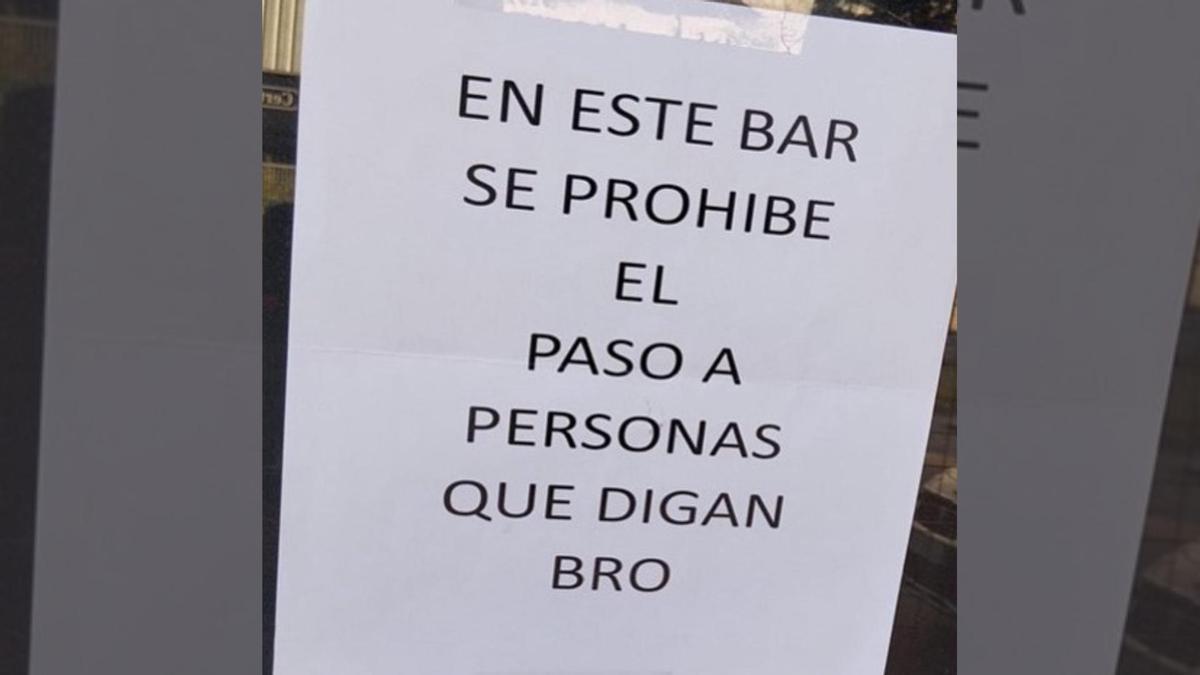El cartel viral en en que un bar prohíbe la entrada a los 'bros'