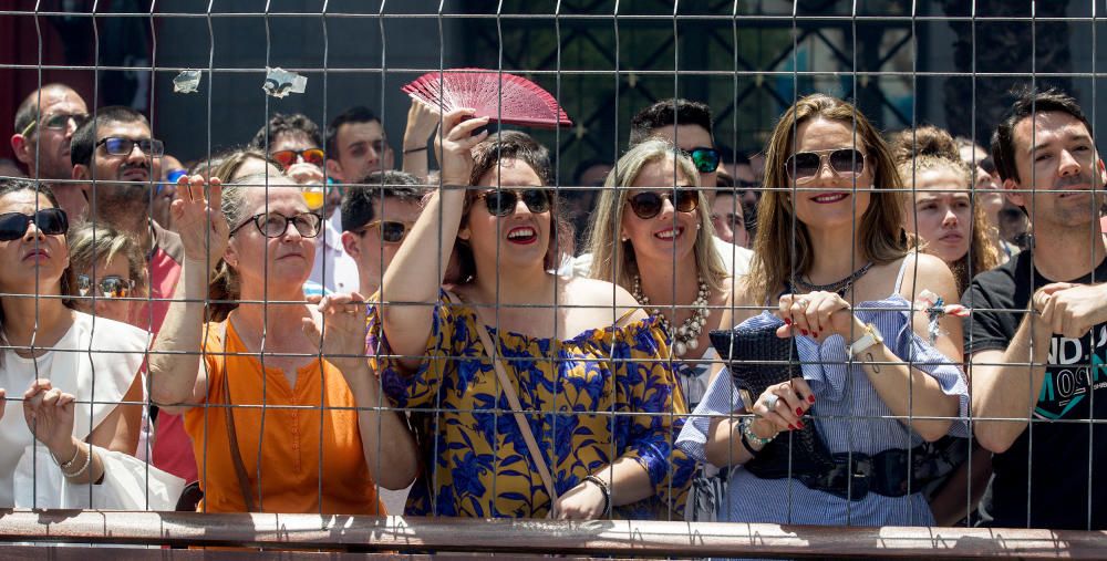 Las mascletàs previas a hogueras arrancan con mucho público y sin incidentes