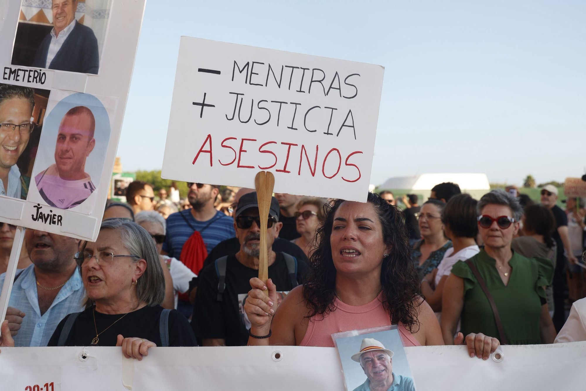 La novena manifestación contra Mazón por la gestión de la dana desde Catarroja, en imágenes