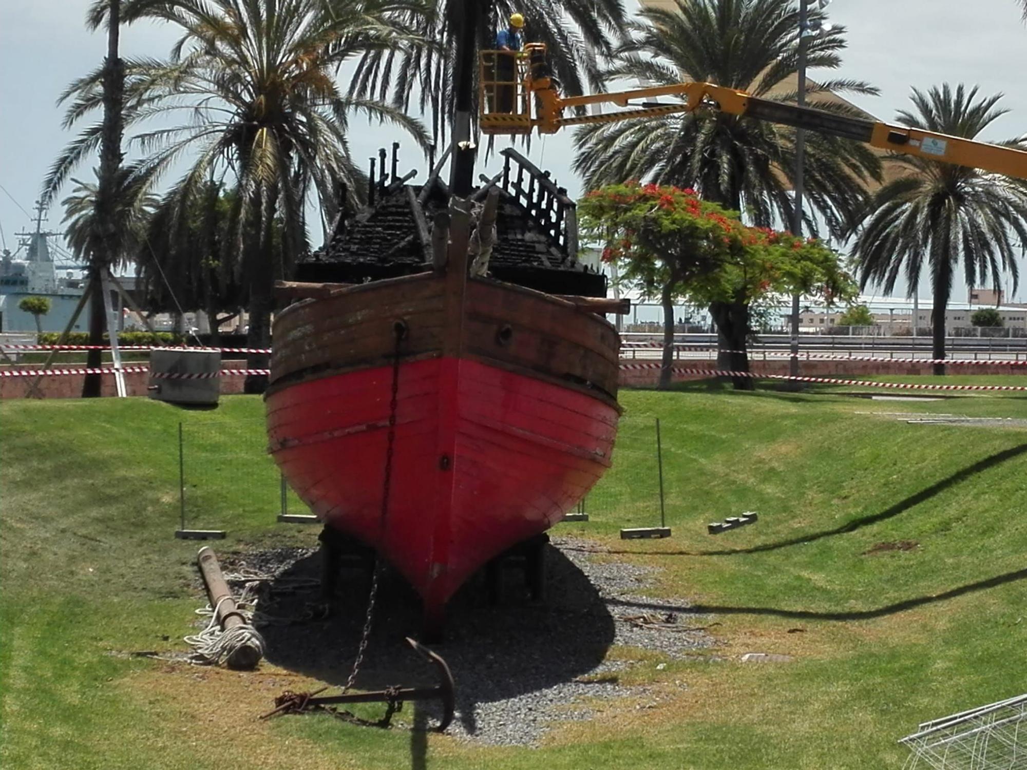 Arde la réplica de 'La Niña' en el Parque de Santa Catalina