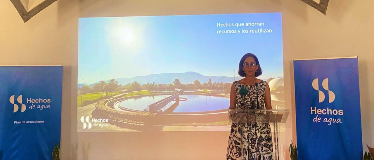 Isabel Serrano, directora de Aguas de Murcia, durante la presentación de las jornadas ‘Hechos de agua’.          | L.O.