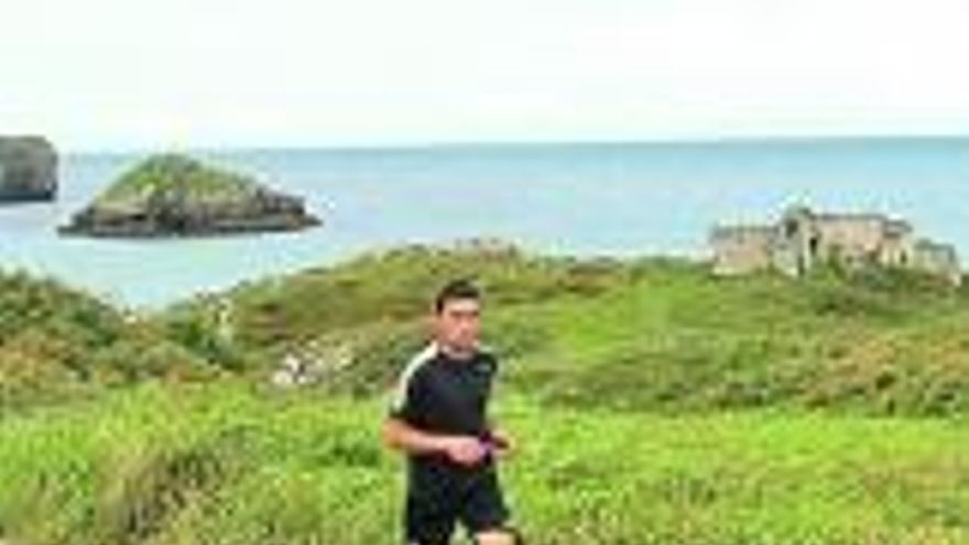 Un joven hace deporte junto a las ruinas de la ermita de San Martín.