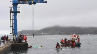 Un muerto y dos rescatados al volcar una embarcación en Arteixo