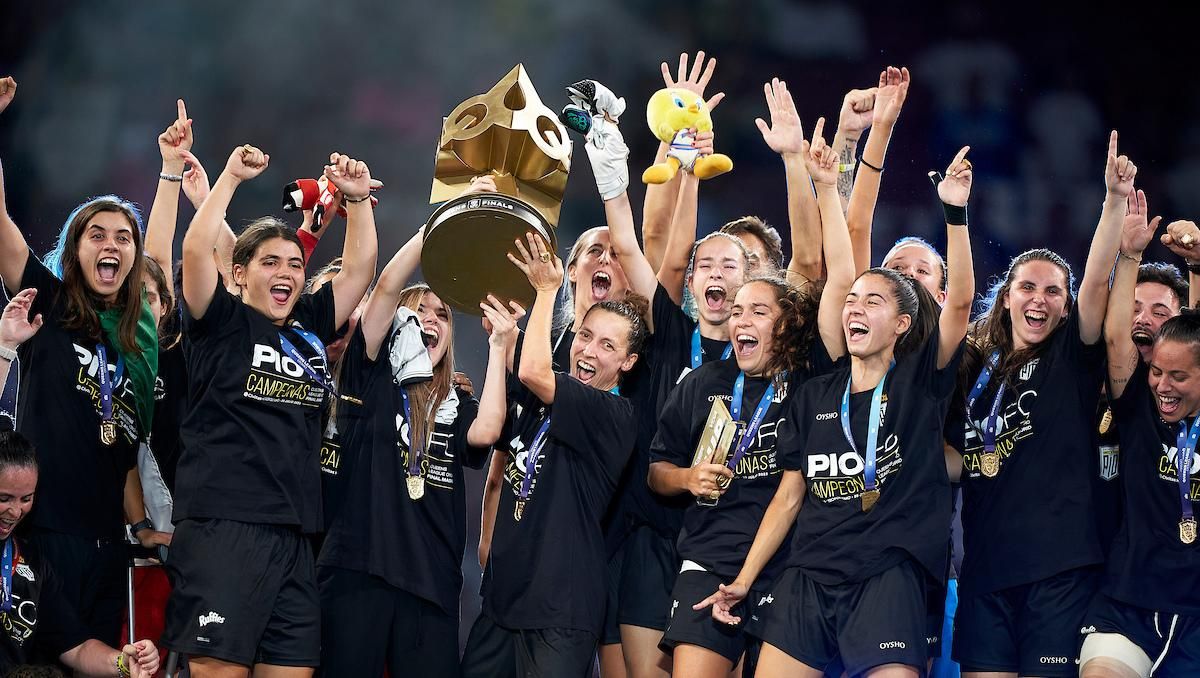Las jugadoras de Pío FC levantan el trofeo de campeonas de la Queens League.