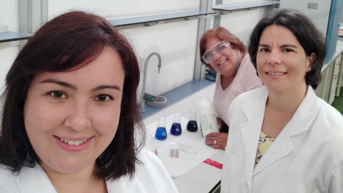 De izquierda a derecha, Dunia Esther Santiago, Jenifer Vaswani y Elisenda Pulido, en el laboratorio de Química de la ULPGC . | lp/dlp
