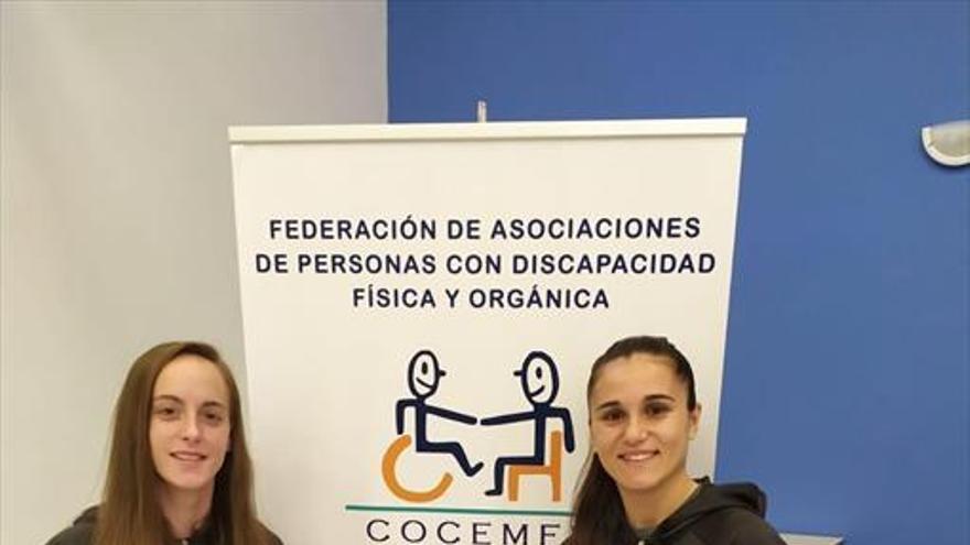 Visita a Cocemfe de Tatiana y Nerea, jugadoras del Femenino Cáceres