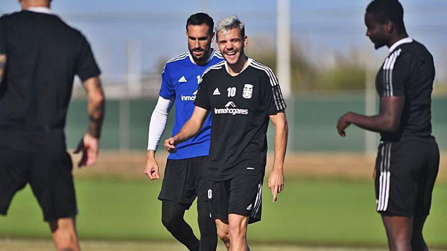 Álex Gallar, sonriente en el entrenamiento de ayer. | PRENSA FC CARTAGENA