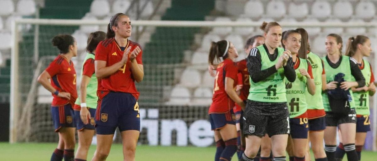 Rocío Gálvez, a la izquierda con el dorsal número 4, aplaude tras el partido de la selección en El Arcángel.