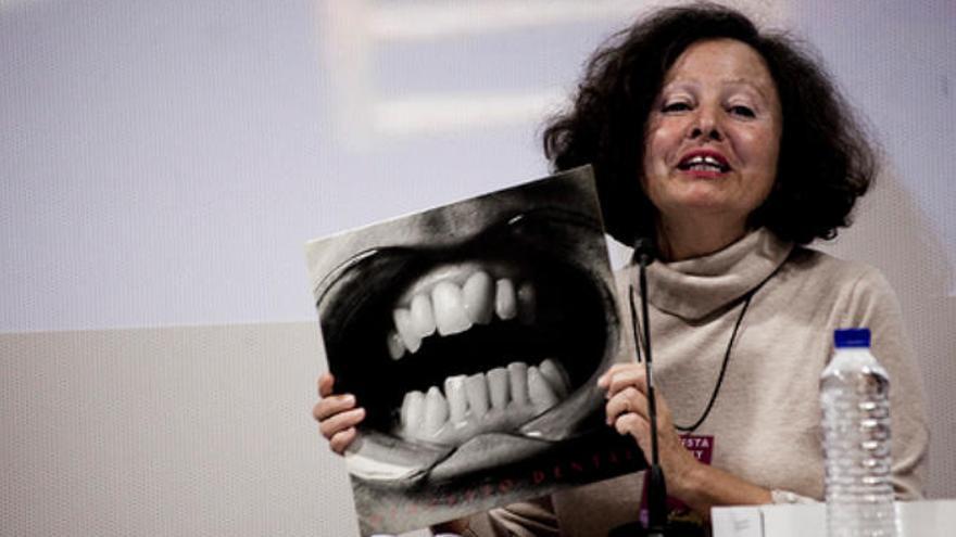 En la imagen superior, el artista Pedro Garhel. Sobre estas líneas, Rosa Galindo en 2010 con la portada de Depósito Dental&#039;; y a la derecha, Garhel en acción.