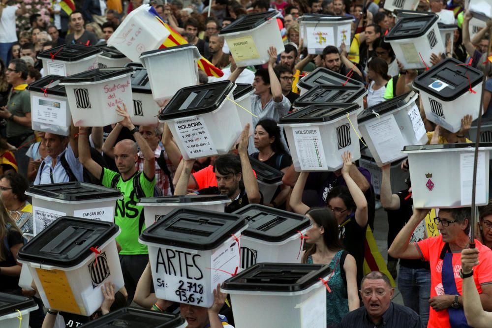 Milers de persones reivindiquen el mandat de l''1 d''octubre al centre de Barcelona