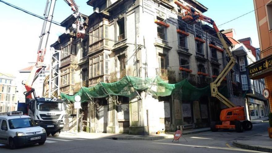 Trabajos, ayer por la mañana, en el edificio que albergará la nueva residencia de mayores de Sama. | D. O.