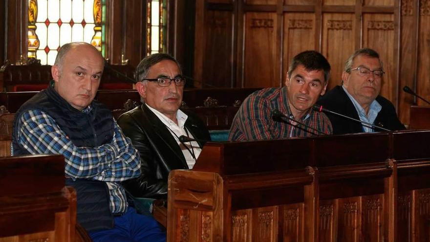 Manuel Busto, durante su intervención en la Junta General, con Carlos Cuesta, a la derecha, y Teófilo Fernández y José Manuel García, del Club Natación Langreo, a la izquierda.