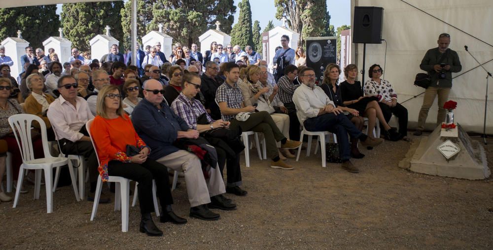 Homenaje a los difuntos en el cementerio de Castelló