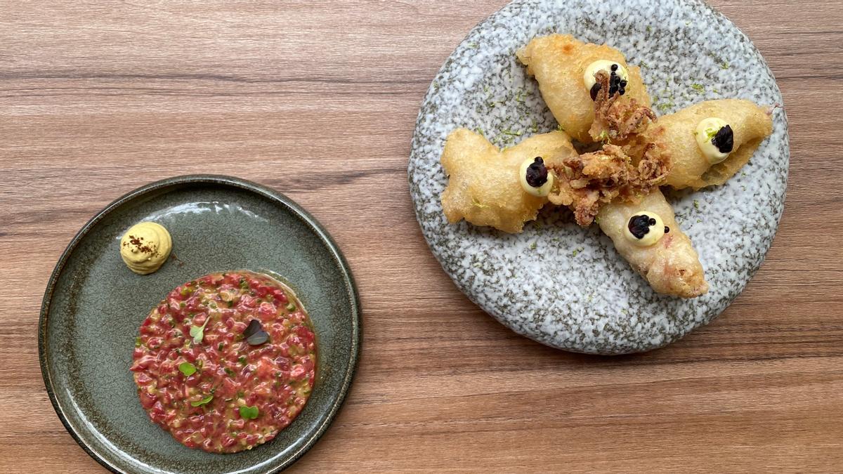 'Steak tartar' y calamares de playa en tempura con mayonesa de lima y caviar de ajo negro del restaurante Simultáneo.