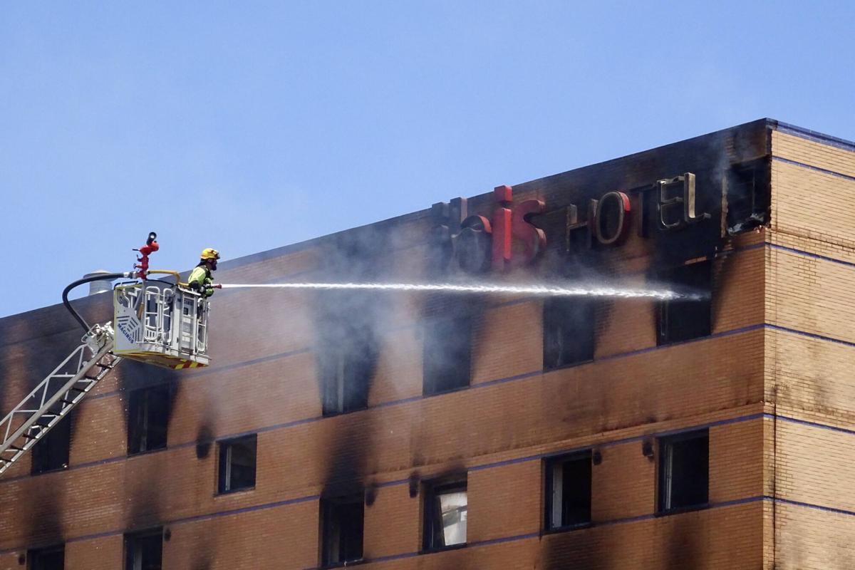 Este miércoles, 27 de mayo, cuando ya se daba por controlado y "prácticamente extinguido", el incendio del Hotel Ibis se ha reactivado por tercera vez en tres días