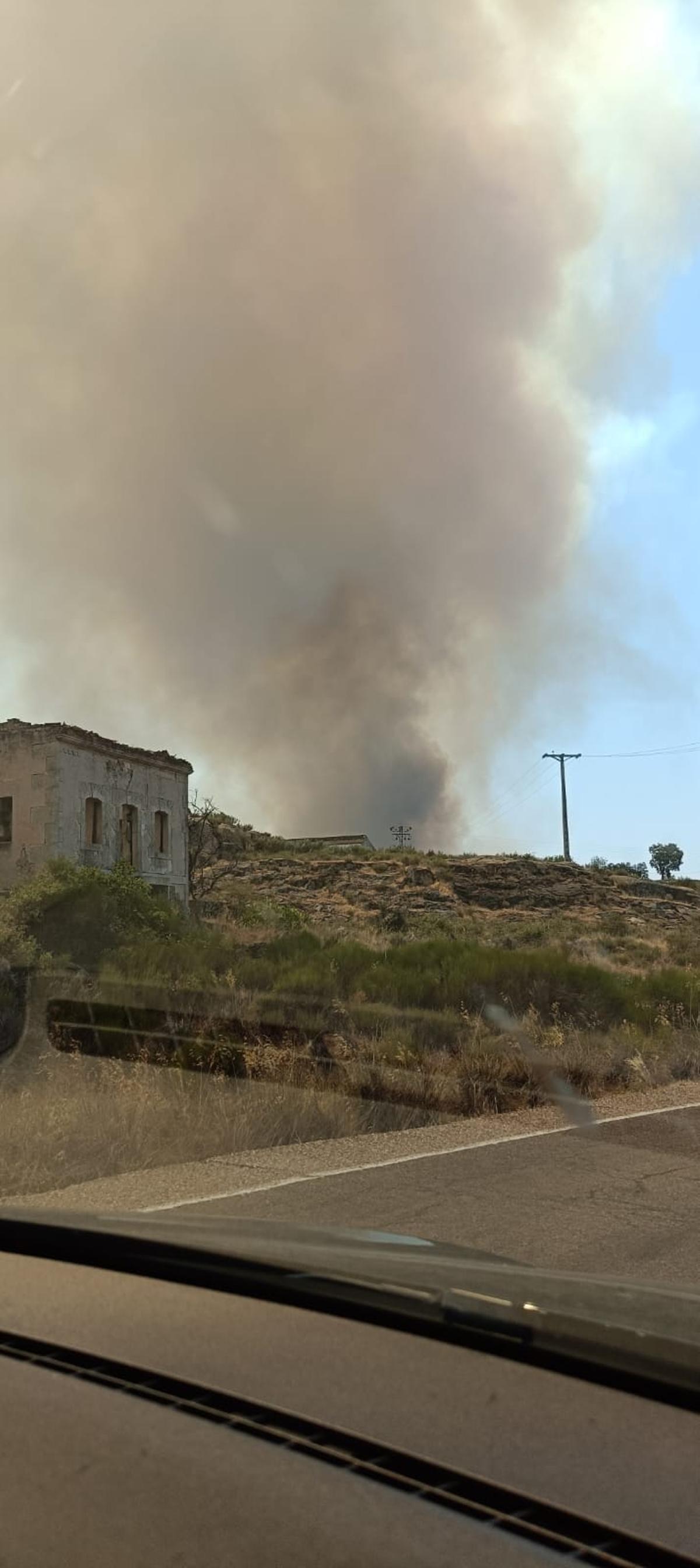 GALERÍA | Un incendio forestal amenaza Fermoselle