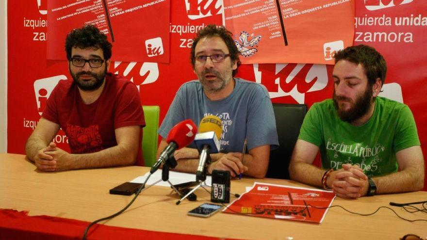 Desde la izquierda, David y Miguel Ángel Viñas, con Jonathan de Anta