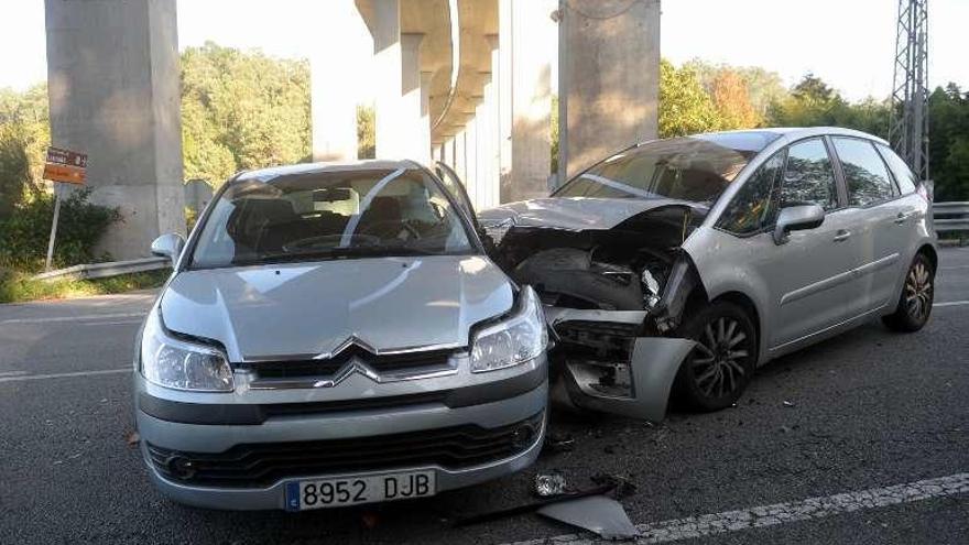 Los dos vehículos siniestrados bajo el puente de la AP-9. // Faro