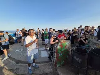 El eclipse triplica los visitantes de los búnkers del Turó de la Rovira de Barcelona: "¿Lleno? No lo volveremos a vivir"