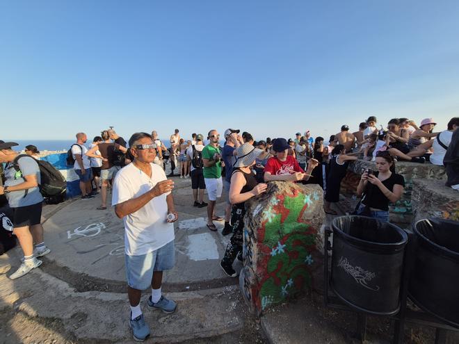 El eclipse triplica los visitantes de los búnkers del Turó de la Rovira de Barcelona: "¿Lleno? No lo volveremos a vivir"