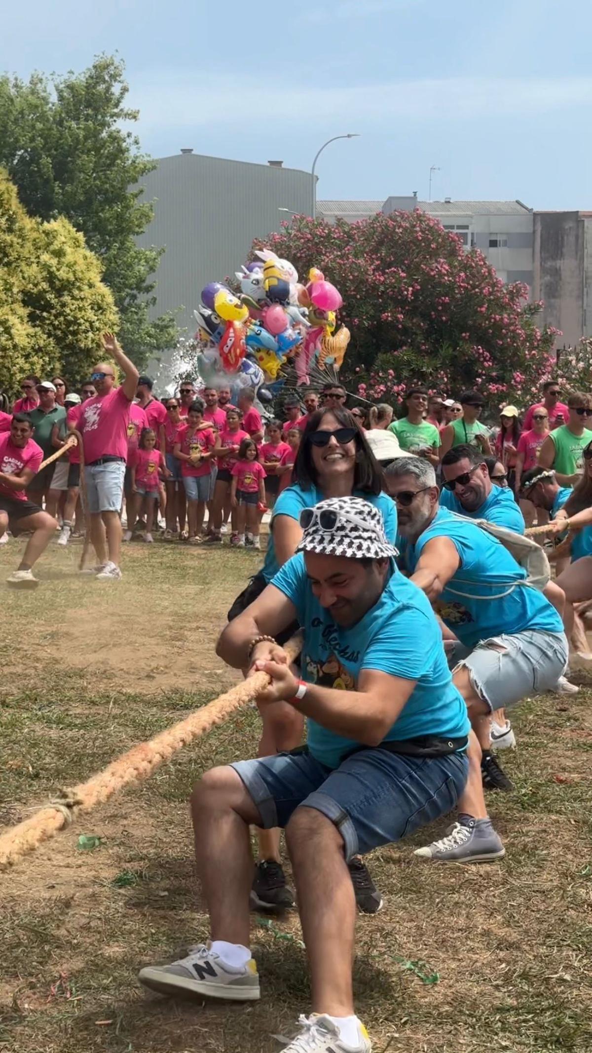 Unas tres mil personas pertenecientes a una veintena de peñas participaron el lunes en los actos del Día das Peñas de Boiro, en el parque de A Cachada.