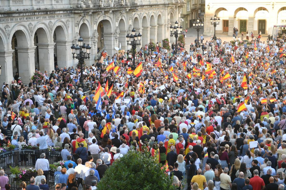 Entre los gritos más repetidos en la tarde de este miércoles estuvieron «Ceuta no se vende, Ceuta se defiende», «Ceuta aguanta, España se levanta» e «Invasores, expulsión».