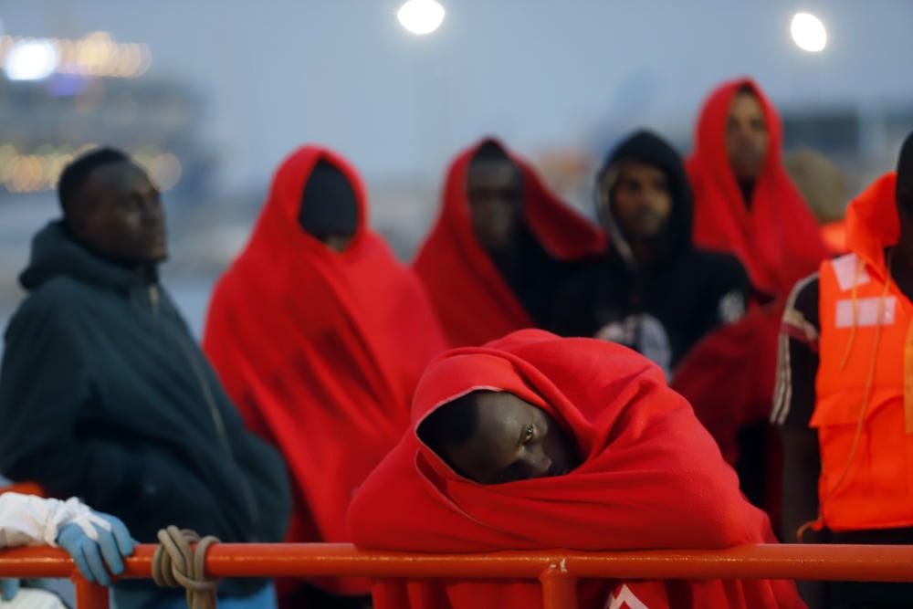 Llegan al puerto de Málaga 148 personas ...