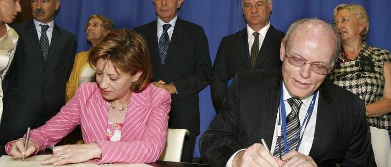 Elena Espinosa y Harm Koster firman el acuerdo en 2008. // R. Grobas