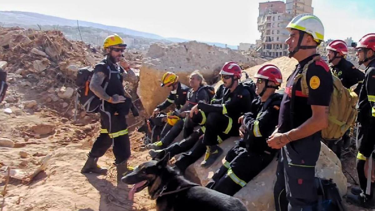 El equipo de bomberos de rescate en Libia.