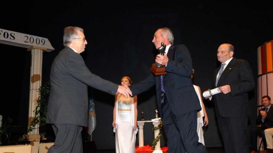 Juan Llamas, a la izquierda, en el acto de entrega de los premios «Delfos» en 2009.