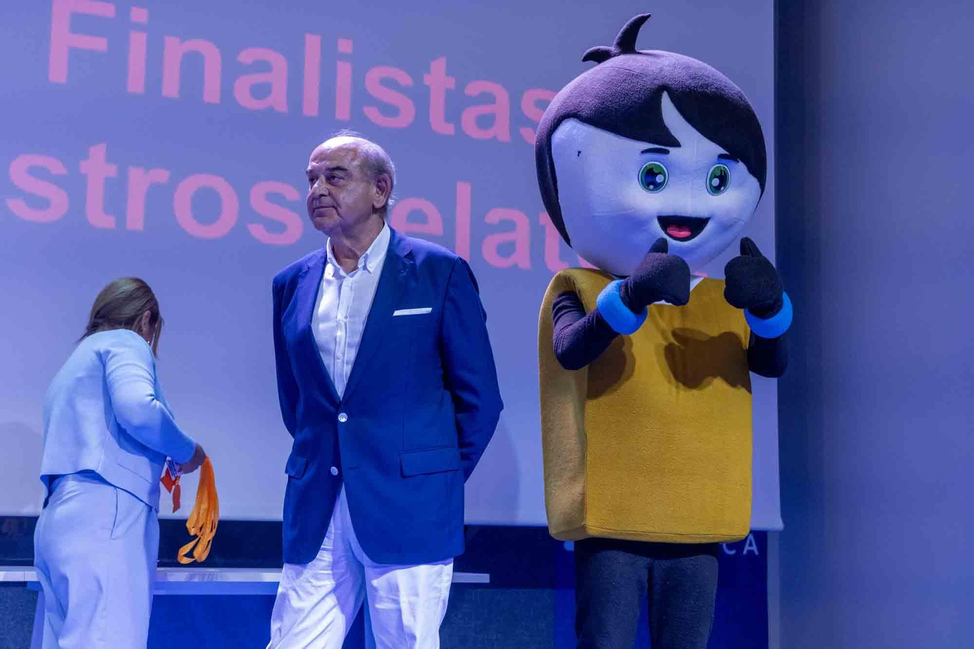 Entrega de premios del concurso infantil de relatos cortos "Cuéntame un cuento para comer" en el Club INFORMACIÓN organizado por COES