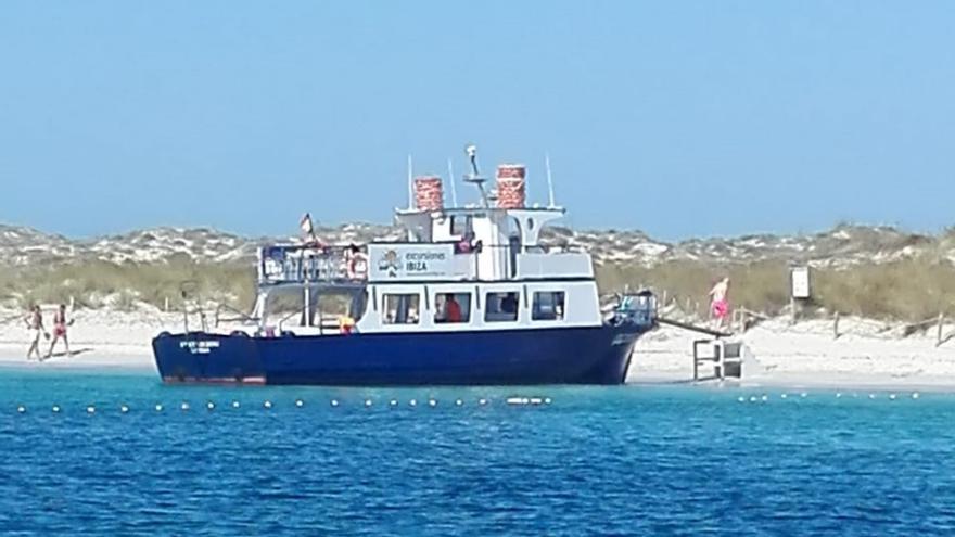 Otra excursión desembarca pasajeros en la playa de s’Alga de s’Espalmador, hace unos días.