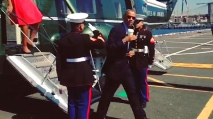 Polémica por un saludo de Obama a dos marines con un café
