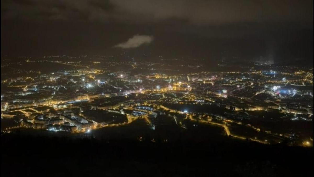 Una lluvia sorpresa de fuegos artificiales abre el día del Centenario del Real Oviedo: así fue el acto de Fondo Norte en 25 puntos de la ciudad