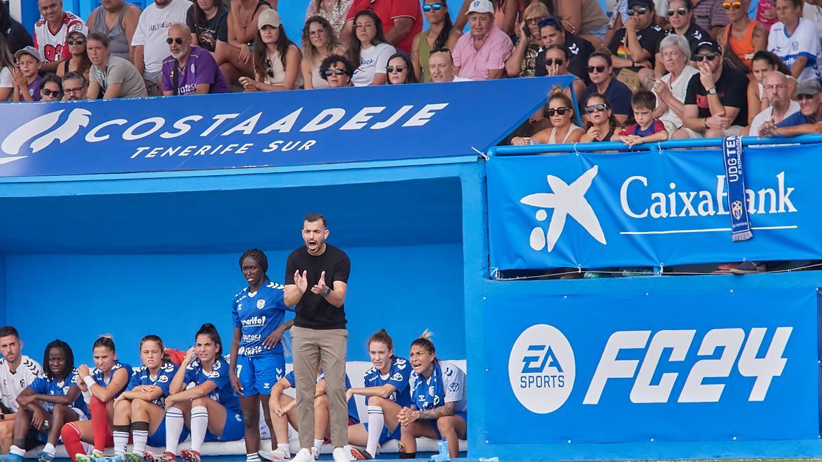 José Herrera aplaude a sus jugadoras en una acción de un partido anterior en Adeje.