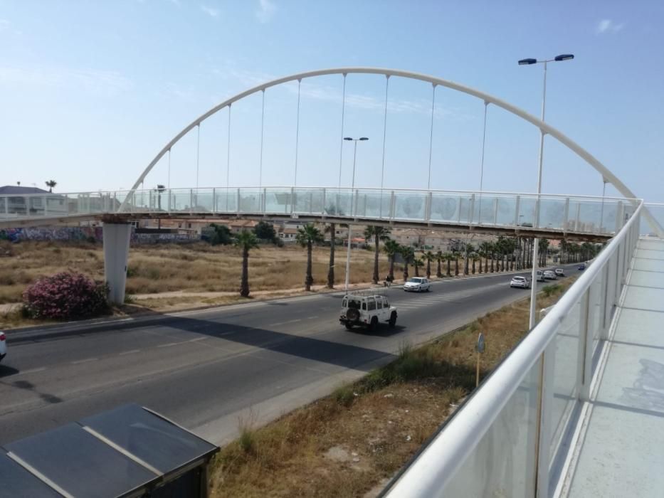 La Concejalía de Obras y Servicios de Torrevieja ha dado cuenta de los trabajos de reparación de mobiliario urbano en distintos puntos de la ciudad, entre ellos el puente sobre la avenida de las Corte