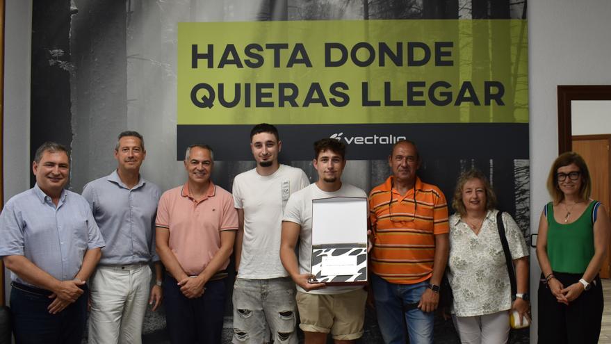 Vectalia reconoce al joven que salvó la vida de un pasajero en un autobús urbano de Alicante