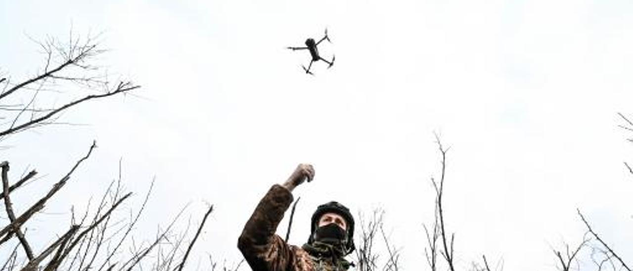 Soldado de las Fuerzas Armadas ucranianas manejando un dron en Zaporiyia, Ucrania.