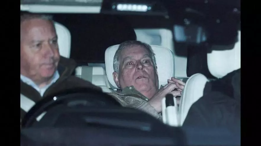 Andrés Mountbatten Windsor sale de comisaría 11 horas después de su detención