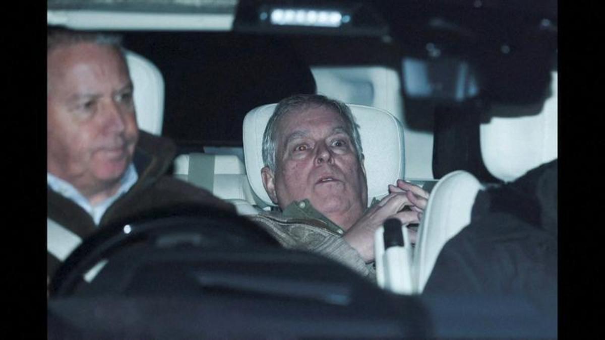 Andrés Mountbatten Windsor sale de comisaría 11 horas después de su detención