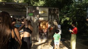 Gente esperando junto a los lavabos abiertos en el chiringuito de la cascada del parque de la Ciutadella.