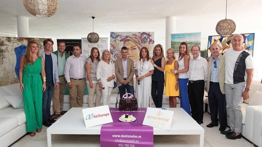 El alcalde de Marbella, José Bernal, con la presidenta de la AECC, Maika Pérez de Cobas, y la vicepresidenta, la princesa Beatriz de Orleans.