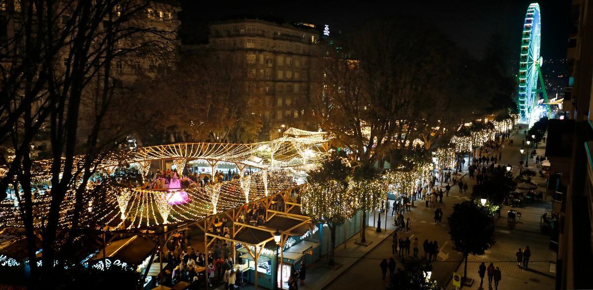 Foto panorámica del mercadillo de Navidad en la Plaza de Compostela.