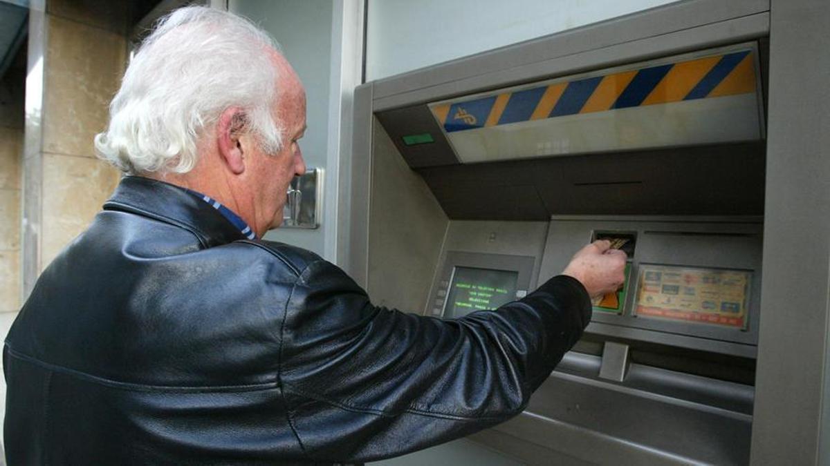 Hisenda podria multar per treure diners en efectiu si se superen els 3.000 euros en cada moviment bancari