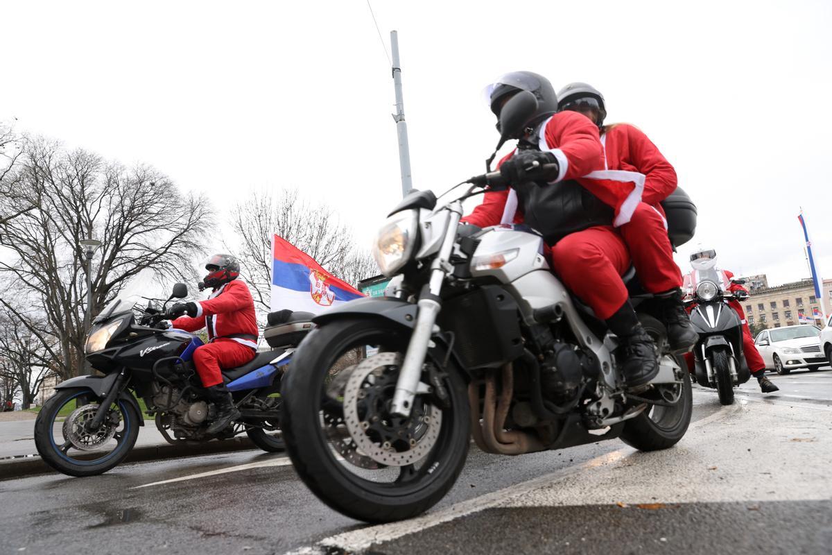 Papá Noeles moteros reparten regalos a los niños desfavorecidos en Belgrado