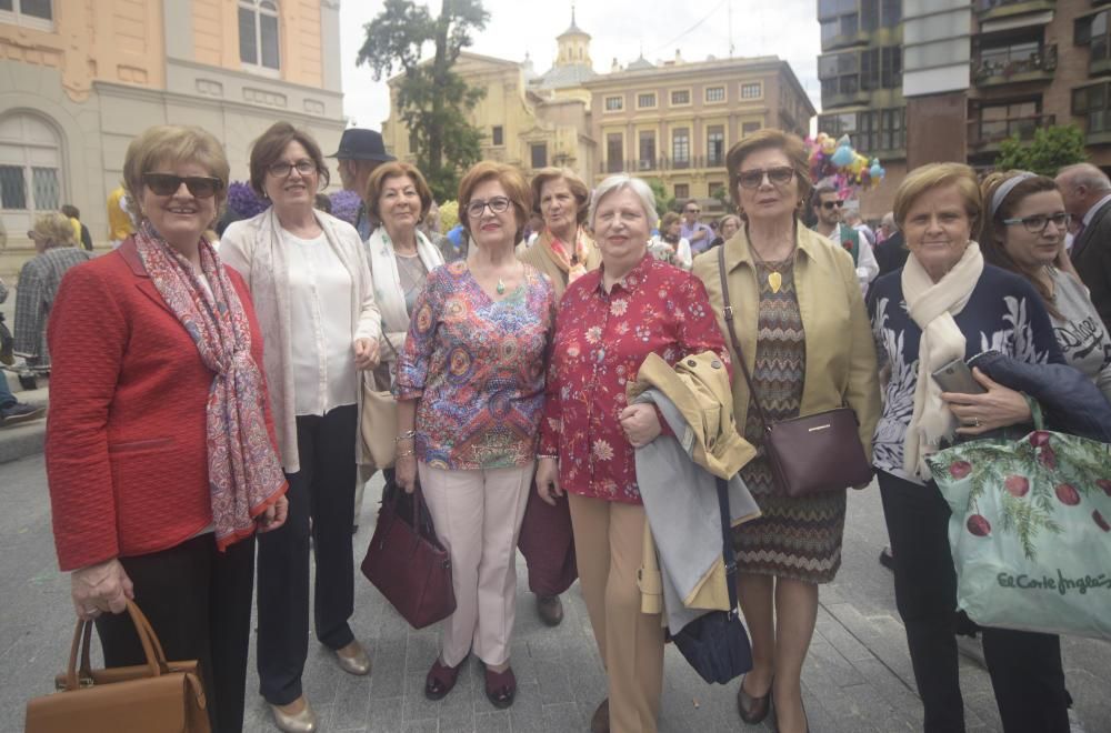 Ambiente en la plaza del Teatro Romea en el Bando