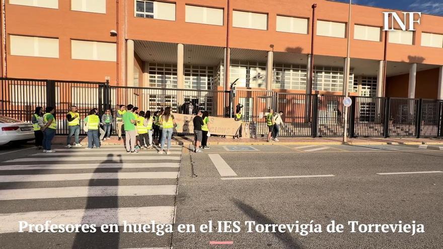 Profesores en huelga indefinida explican sus reivindicaciones y representantes de padres rechazan la convocatoria
