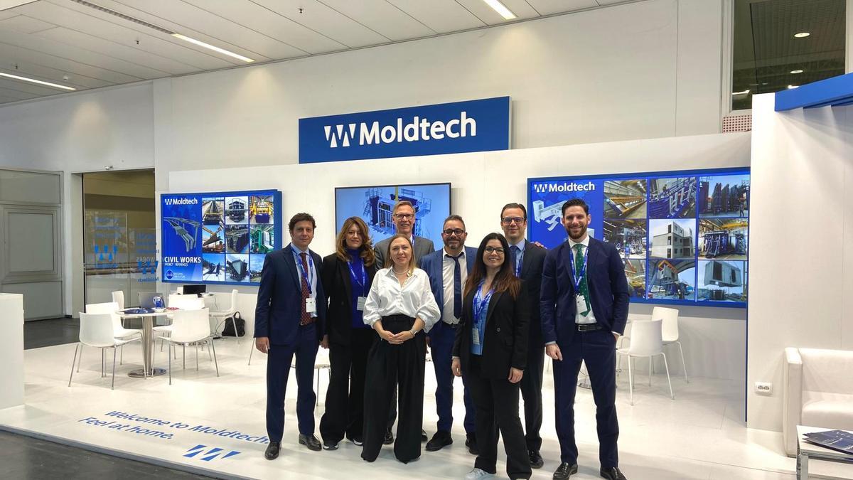 La empresa sevillana Moldtech participa en Munich (Alemania) en Bauma, la feria más importante a nivel mundial en el sector de maquinaria y sistemas para los sectores de construcción e infraestructuras. En la imagen, de izquierda a derecha, el equipo de dirección y comercial que estuvo presente en la edición 2025: Alberto Balón, Gema Granados, Eric de Bruin, Ángel Cejudo (propietario y al frente de la dirección de Moldtech), Carlos Arellano, Juan Manuel Tejedor, Olga Komissarova y Tania Colorado.