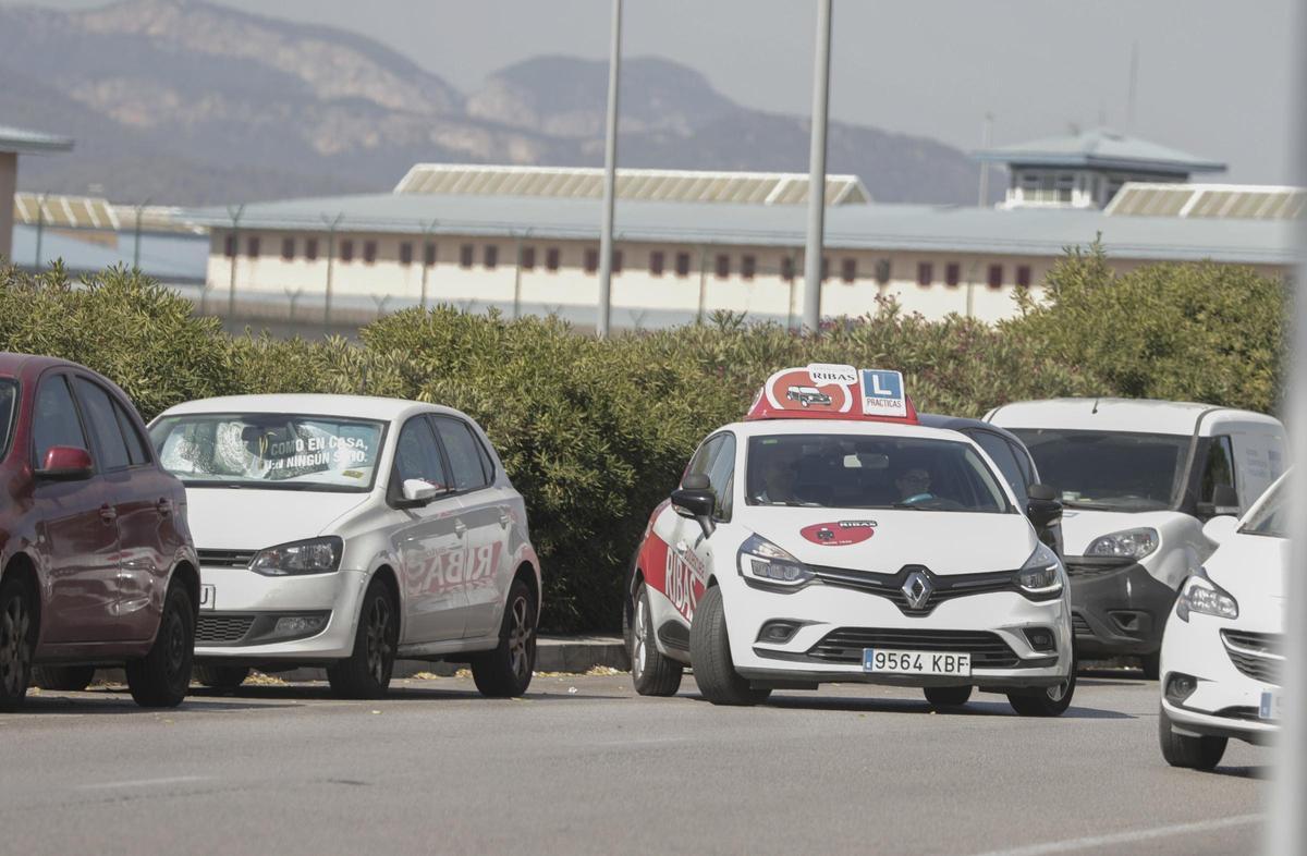 Las autoescuelas critican los "parches" de Tráfico a la hora de examinar a los alumnos.